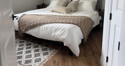Hilltop Hideaway – Peaceful 2BR Suite, Near Beach Access and Mt. Baker Sunrises