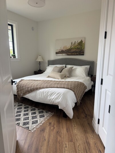 Hilltop Hideaway – Peaceful Stay Near BC Ferries and Airport