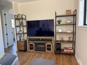 Smart TV, chimenea y libros