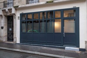 Exterior detail - La Librairie Parisienne- Convention Pte Versailles (Paris)