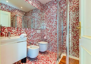 Dusche, Haartrockner, Bidet, Handtücher