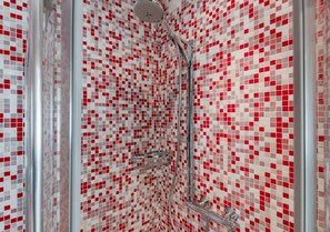 Dusche, Haartrockner, Bidet, Handtücher