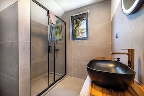 Casa, vista al jardín | Baño | Regadera, secadora de cabello, toallas, jabón