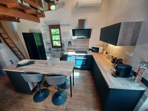 Private kitchen - Cosy, intimate farmhouse in the Agen countryside (madaillan)