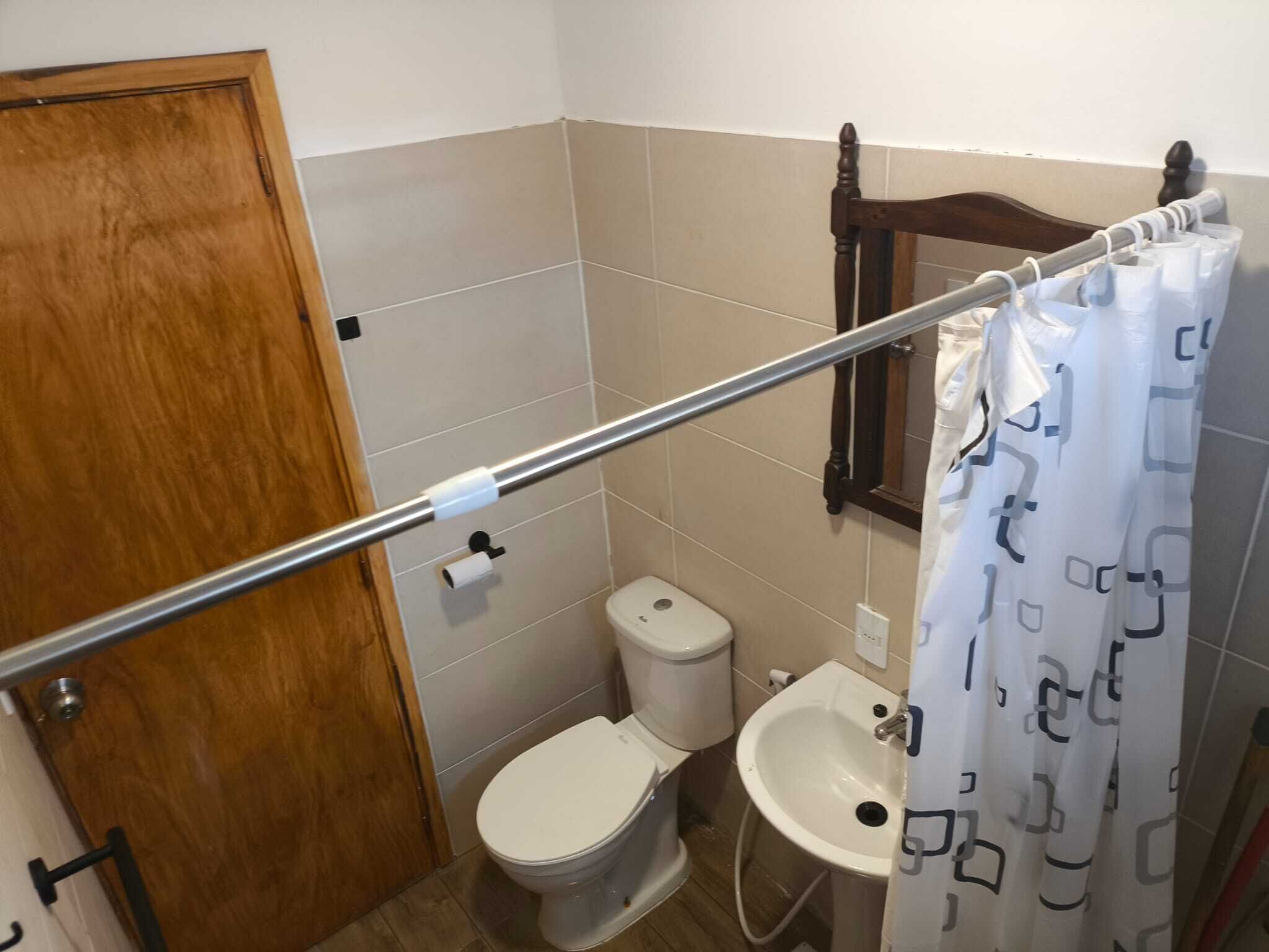 Toallas, jabón, papel de baño 