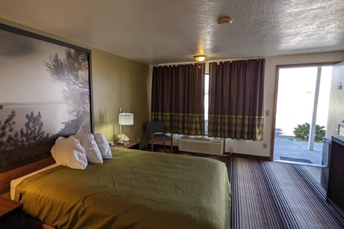 Economy Single Room, 1 Queen Bed, Non Smoking | Desk, laptop workspace, WiFi (free)