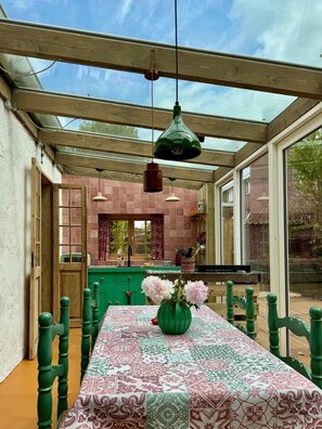 Outdoor dining - Mediterranean cottage of Guesthouse In the Monkey - Casa del Vecino - Hartje Bergen (Bergen)