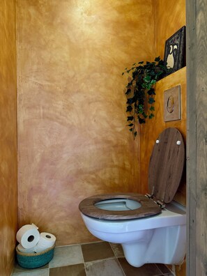 Dusche, Haartrockner, Handtücher, Toilettenpapier