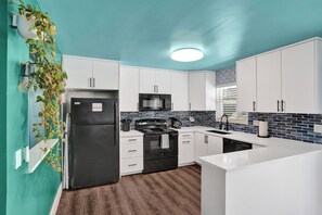Private kitchen - Tropical Pool Oasis · Heated Pool · 2BR · 2BA · Steps to Beach (Pompano Beach)
