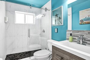 Shower, hair dryer, towels, soap - Tropical Pool Oasis · Heated Pool · 2BR · 2BA · Steps to Beach (Pompano Beach)