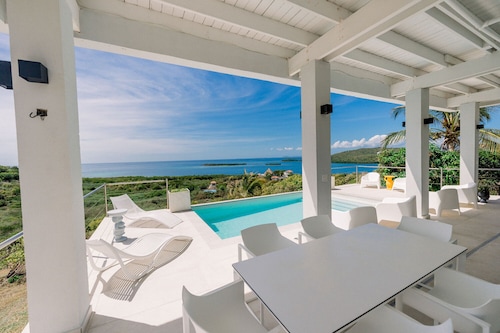 Villa Tortuga - Oceanview House with Heated Pool