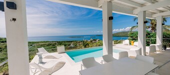Villa Tortuga - Oceanview House with Heated Pool