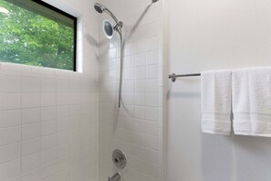 Dusche, Haartrockner, Handtücher, Shampoo