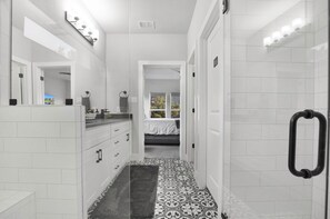 Shower, hair dryer, towels, shampoo - Southern Hillcountry Hideaway (Canyon Lake)