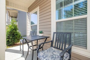 Outdoor dining - 4BR/3BA, 3700 SqFt, Luxury Home in Durham near RDU, Duke, and UNC (Durham)