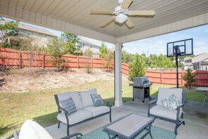 Outdoor dining - 4BR/3BA, 3700 SqFt, Luxury Home in Durham near RDU, Duke, and UNC (Durham)