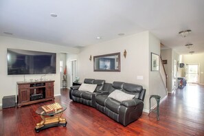 Living area - 4BR/3BA, 3700 SqFt, Luxury Home in Durham near RDU, Duke, and UNC (Durham)