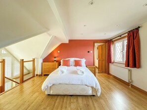 2 bedrooms, Internet, bed sheets - NEW - Ottersend Home w/ HotTub, Cinema & Fireplace (Chestfield)