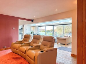 TV - NEW - Ottersend Home w/ HotTub, Cinema & Fireplace (Chestfield)