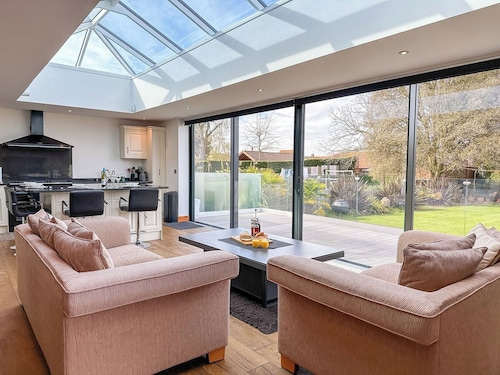 NEW - Ottersend Home w/ HotTub, Cinema & Fireplace