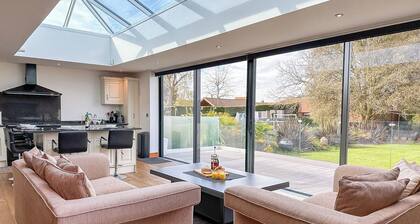 NEW - Ottersend Home w/ HotTub, Cinema & Fireplace