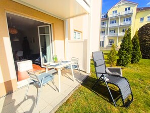 Outdoor dining - Maritime garden apartment with terrace only 300m from the beach / WLAN + parking space (Kühlungsborn)