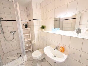 Bathroom - Maritime garden apartment with terrace only 300m from the beach / WLAN + parking space (Kühlungsborn)