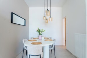Familienapartment | Essbereich im Zimmer