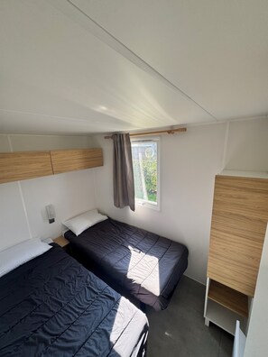 3 bedrooms, Internet, bed sheets - 6-person mobile home rental with large water park (Carnac)