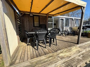 Outdoor dining - 6-person mobile home rental with large water park (Carnac)