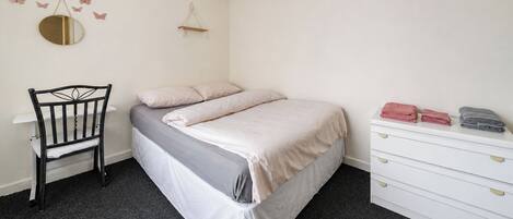 1 Schlafzimmer, BĂŒgeleisen/BĂŒgelbrett, BettwĂ€sche