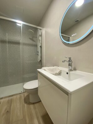 Haartrockner, Handtücher, Seife, Toilettenpapier