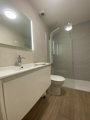 Hair dryer, towels, soap, toilet paper - Spacious apartment with ocean view, 2 steps from the beach, ideal for families! (L'Escala)