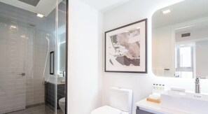 Shower, hair dryer, towels, soap - Downtown Condo with Pool, Gym & City Views (Miami)