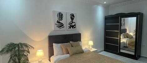 1 habitación, tabla de planchar con plancha y cuna de viaje