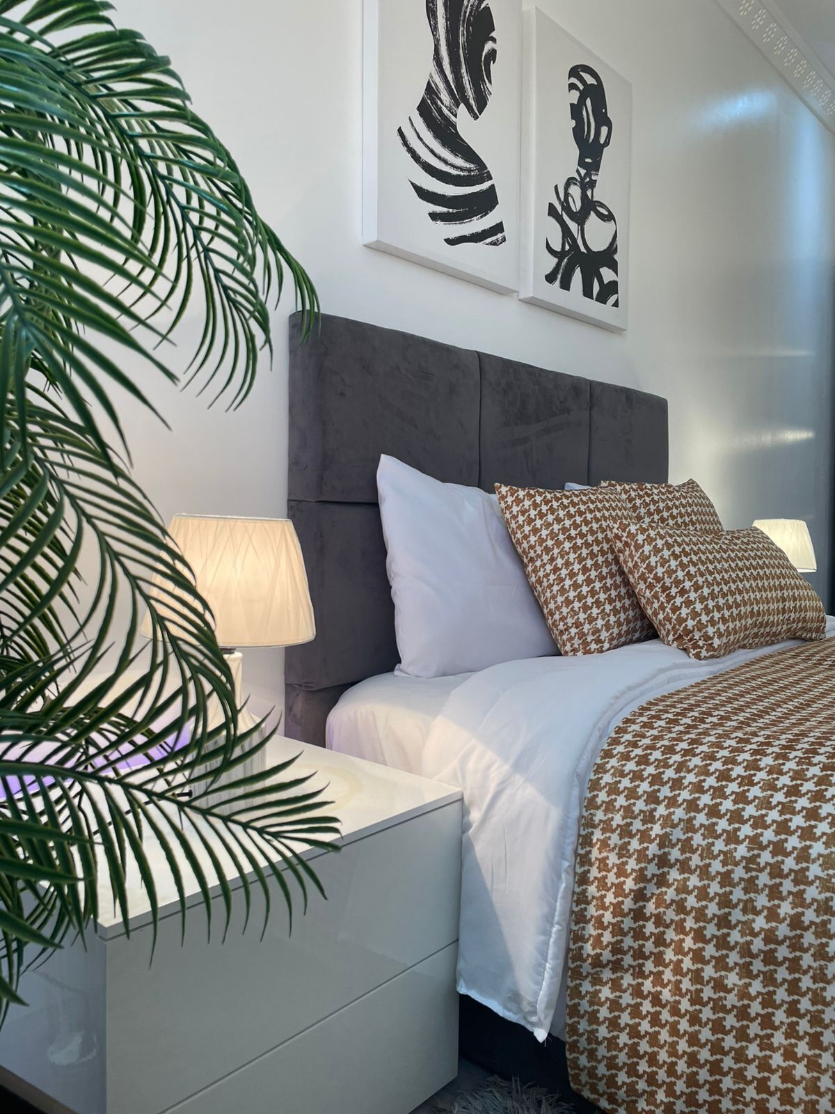 1 habitación, tabla de planchar con plancha y cuna de viaje 