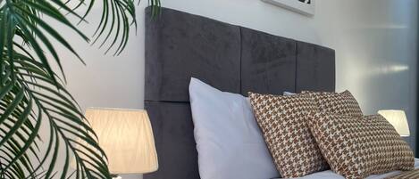1 habitación, tabla de planchar con plancha y cuna de viaje