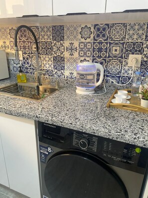Microwave, coffee/tea maker, electric kettle, coffee grinder - Cozy Apartment Netflix WiFi Food Pickup In Tangier (Tangier)
