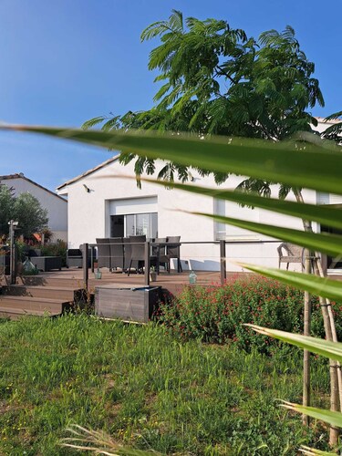 Maison individuelle de plain pied avec vue dégagée, jardin et piscine hors sol