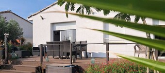 Maison individuelle de plain pied avec vue dégagée, jardin et piscine hors sol