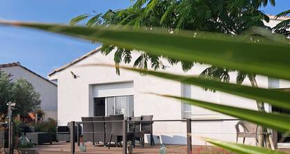 Maison individuelle de plain pied avec vue dégagée, jardin et piscine hors sol