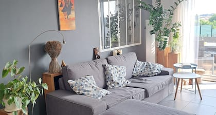 Maison individuelle de plain pied avec vue dégagée, jardin et piscine hors sol