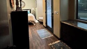 1 bedroom, iron/ironing board, WiFi, bed sheets - Cozy 1-bedroom Cottage in lovely Peoria with AC, pool access, Full Kitchen (Peoria)