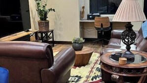Living area - Cozy 1-bedroom Cottage in lovely Peoria with AC, pool access, Full Kitchen (Peoria)