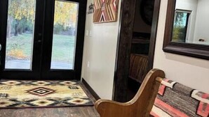 Interior - Cozy 1-bedroom Cottage in lovely Peoria with AC, pool access, Full Kitchen (Peoria)