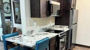 Private kitchen - Cozy 1-bedroom Cottage in lovely Peoria with AC, pool access, Full Kitchen (Peoria)
