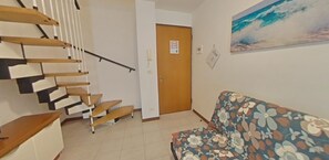 Apartment, 2 Schlafzimmer, Balkon, Stadtblick | Wohnzimmer