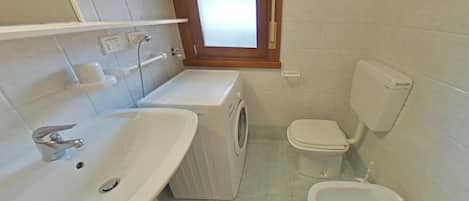 Apartment, 2 Schlafzimmer, Balkon, Stadtblick | Badezimmer