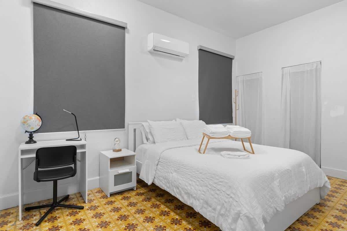 2 bedrooms, desk, WiFi (free), bed sheets