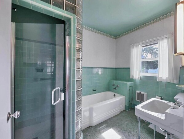 Hair dryer, towels, soap, shampoo - Waterfront 4 BR - Heated Pool15 min to IMG/AMI (Bradenton)